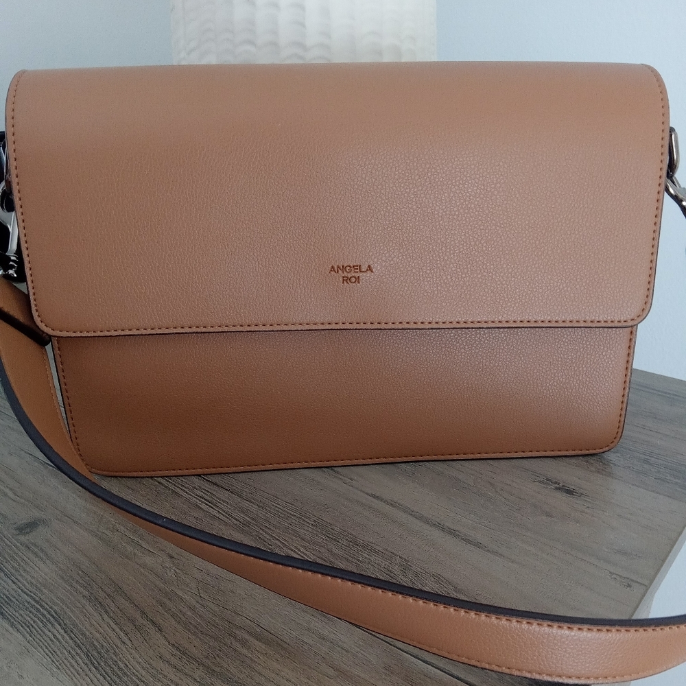 Angela Roi Hamilton Shoulder Bag [Signet] in Tan Beige